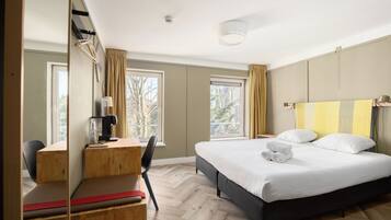 Quarto casal clássico | Cofres nos quartos, escrivaninha, espaço de trabalho para notebook