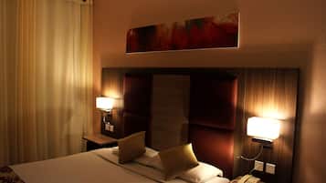 Suite, 1 kamar tidur | Seprai premium, selimut bulu angsa, minibar, dan brankas