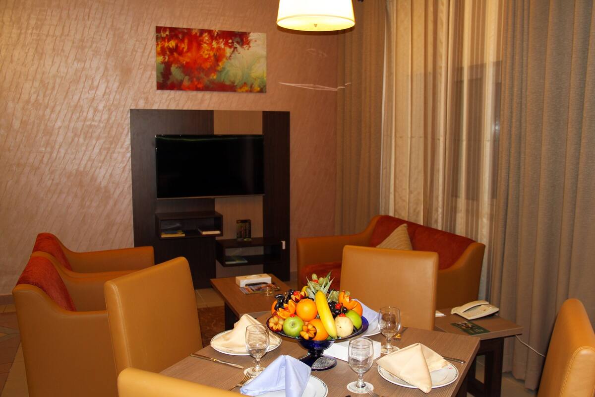 Phòng Suite, 2 phòng ngủ | Bộ đồ giường cao cấp, chăn bông, minibar, két bảo mật tại phòng 