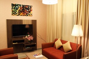 Phòng Suite, 2 phòng ngủ | Khu phòng khách | Smart TV 32-inch có truyền hình vệ tinh, TV 