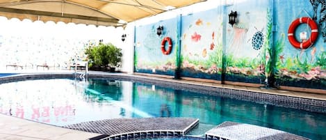 Piscine intérieure, cabanas gratuites, parasols