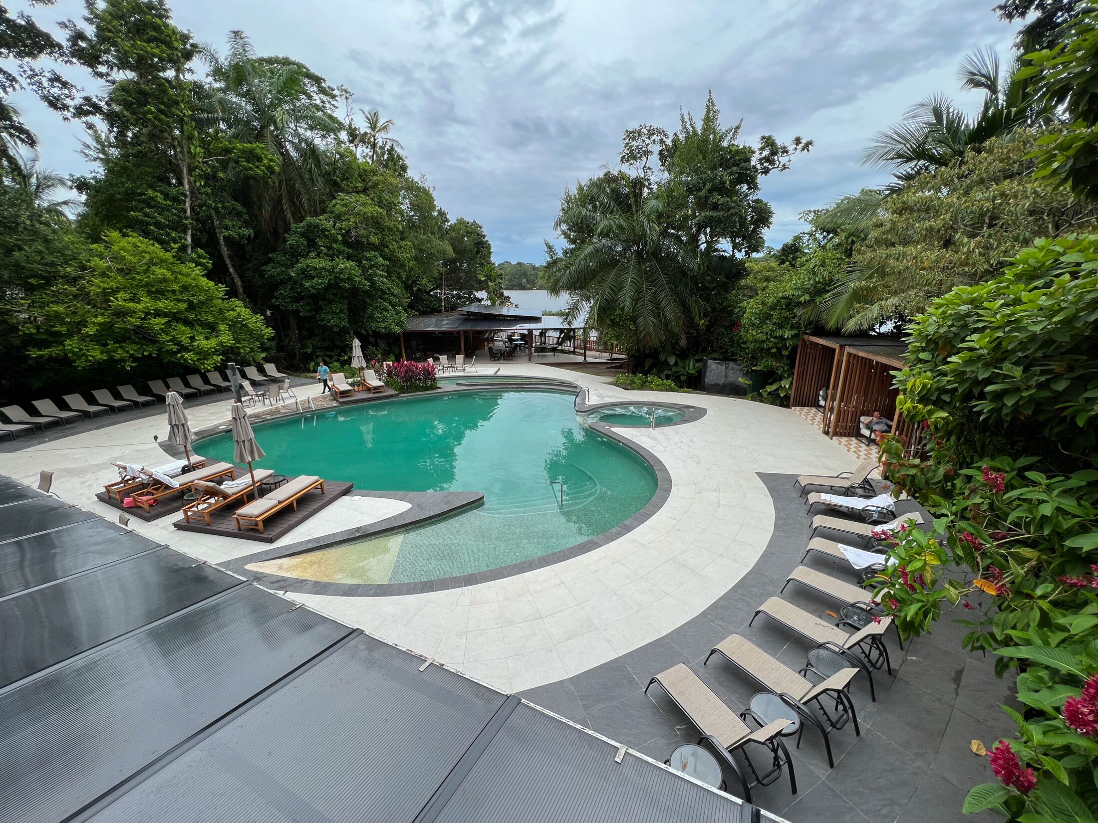 Piscine extérieure, chaises longues