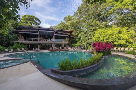 Front of property. Pachira Lodge