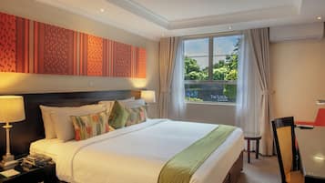 Caja fuerte, escritorio, cortinas opacas y wifi gratis