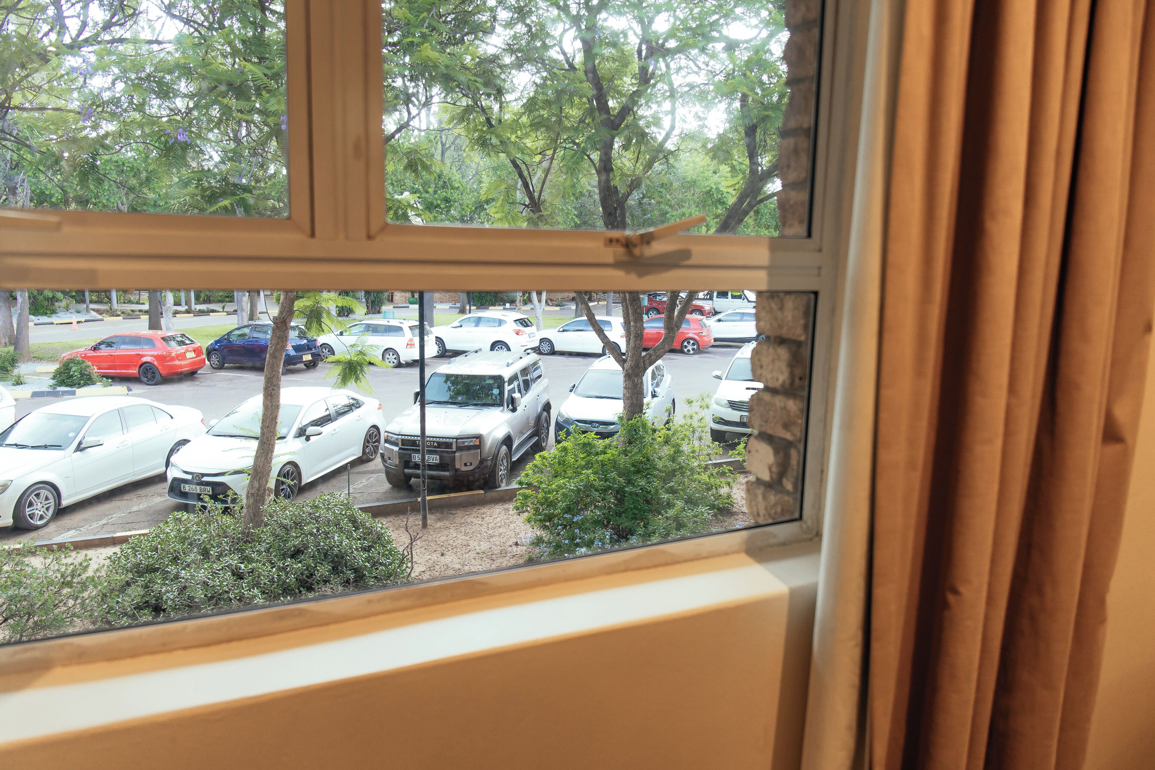 standard room, 1 king bed, garden view | in-room safe, desk, blackout curtains, free wifi