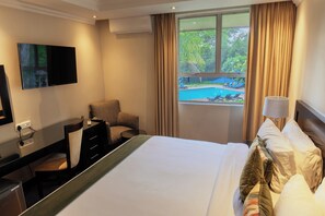 客房內保險箱、書桌、遮光布/窗簾、免費無線上網