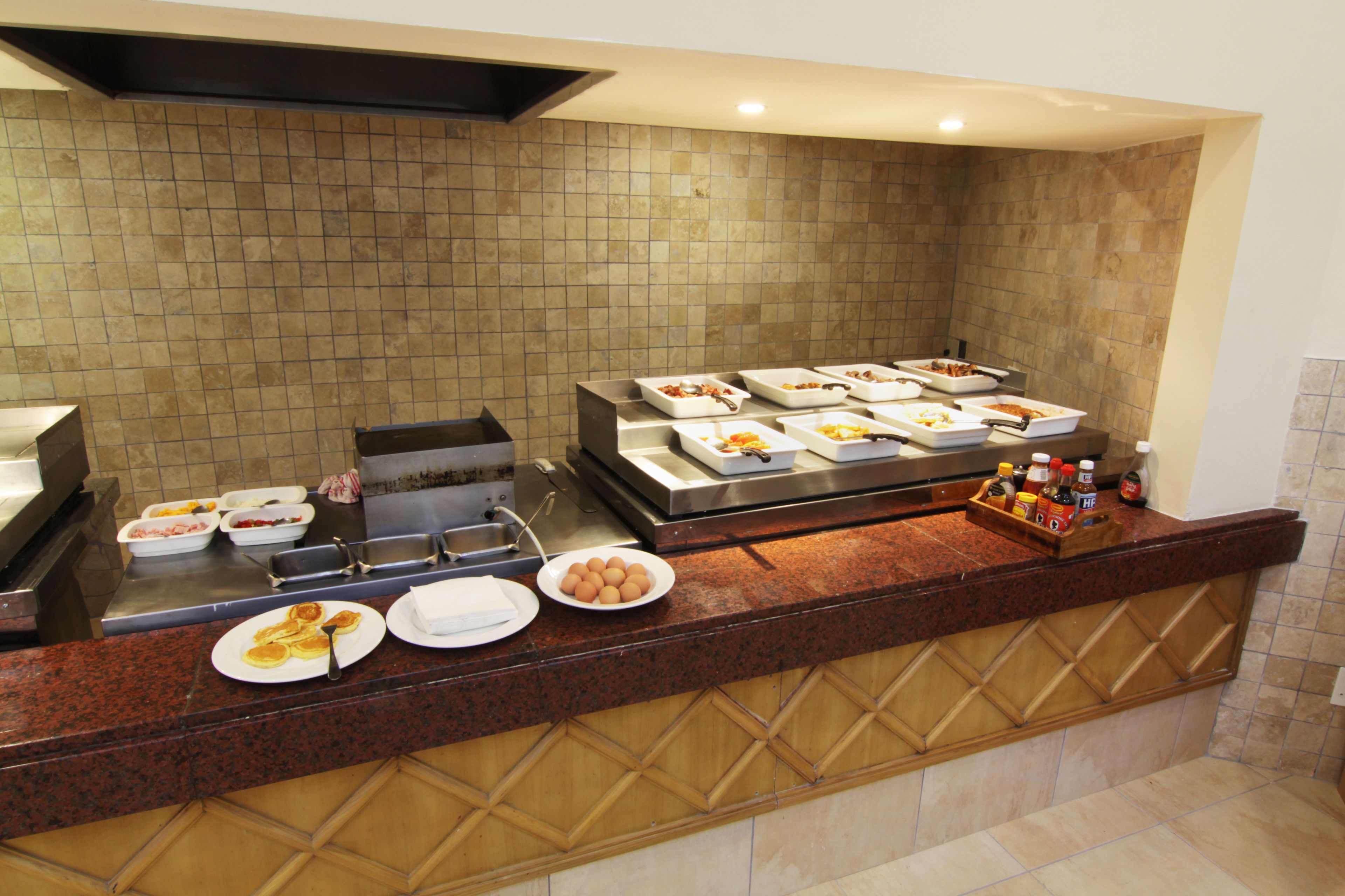 Montaje tipo buffet con diversos alimentos y salsas.