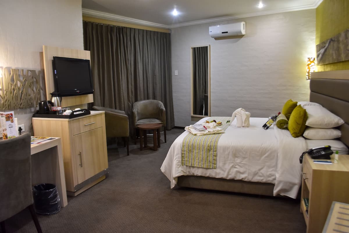 Standard Room, 1 Double Bed, Garden View | Select Comfort beds, in-room safe, desk, iron/ironing board