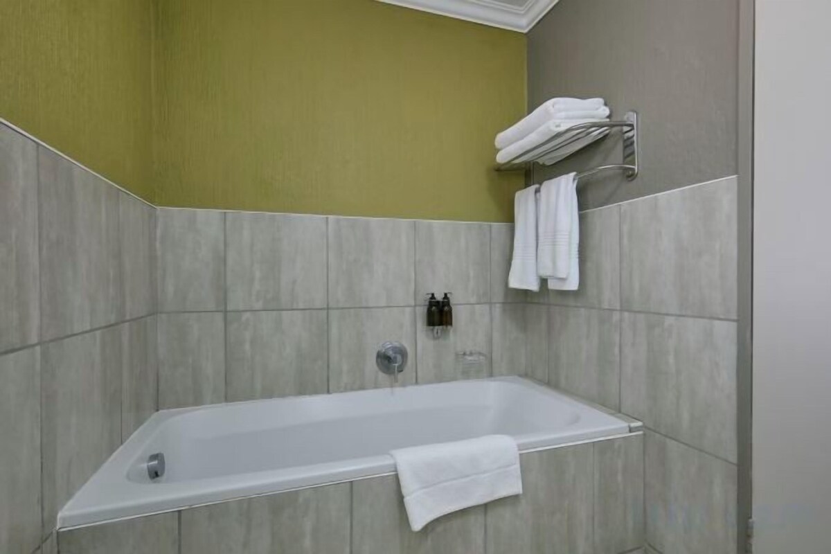 Badkamer | Een douche, een regendouche,  milieuvriendelijk toiletgerief