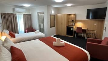 Habitación superior con 2 camas individuales | 1 habitación, escritorio y cortinas blackout