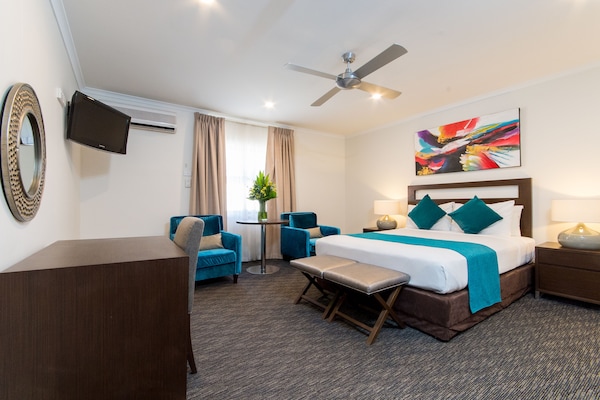 Superior Room, 1 Katil Ratu (Queen) | 1 bilik tidur, meja, langsir/tirai gelap terus, seterika/papan seterika