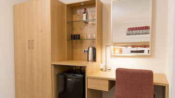 Habitació | 1 dormitori, escriptori, cortines opaques i planxa i posts de planxar