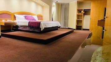 Suite de lujo, 1 habitación, baño privado (Master) | Ropa de cama de alta calidad y caja de seguridad en la habitación