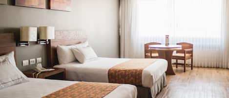 Habitació doble estàndard, 2 llits dobles, amb bany privat | 1 dormitori, roba de llit d'alta qualitat i caixa forta a l'habitació