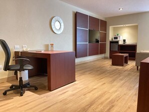 Ropa de cama de alta calidad y caja de seguridad en la habitación 