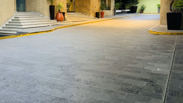مواقف سيارات مجانية