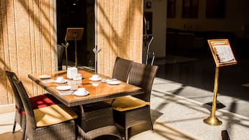 Aperto a colazione, pranzo e cena, cucina internazionale