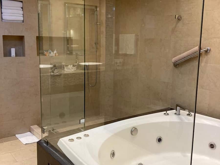 Luxury Suite, 1 Bedroom, Private Bathroom (Master) | Bilik Mandi | Kelengkapan dandanan diri percuma, pengering rambut, tuala disediakan