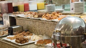 يتم تقديم الإفطار والغداء والعشاء