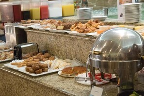 Melayani sarapan dan makan siang dengan sajian masakan internasional