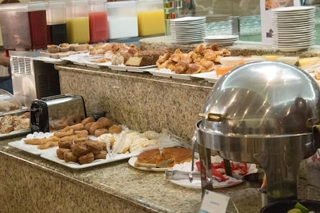 Se sirven desayunos, comidas, cenas y cocina internacional