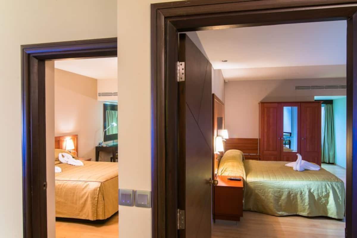In-room safe, desk, WiFi (surcharge), alarm clocks