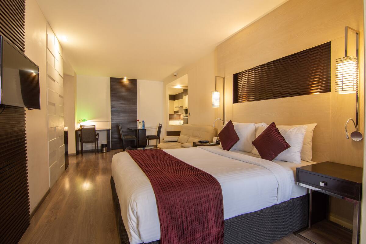 Premium Studio, 1 Queen Bed | In-room safe, desk, WiFi (surcharge), alarm clocks