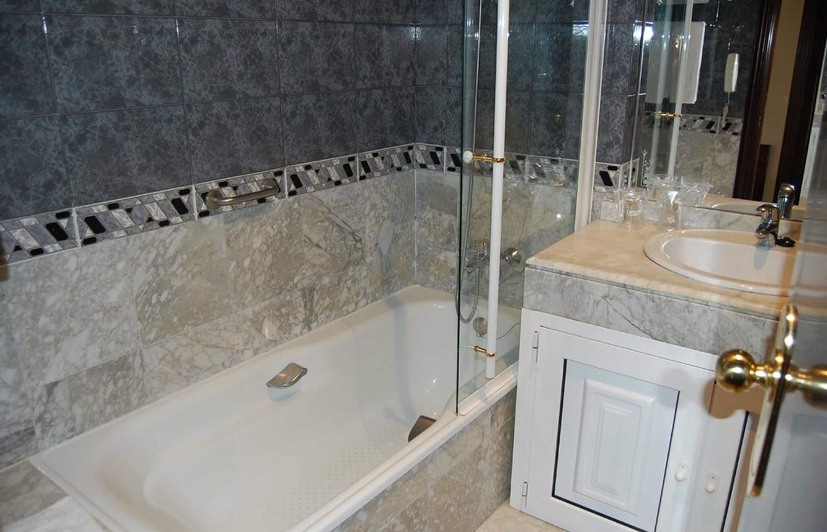 double room | bathroom | combined shower/bathtub, hair dryer, towels