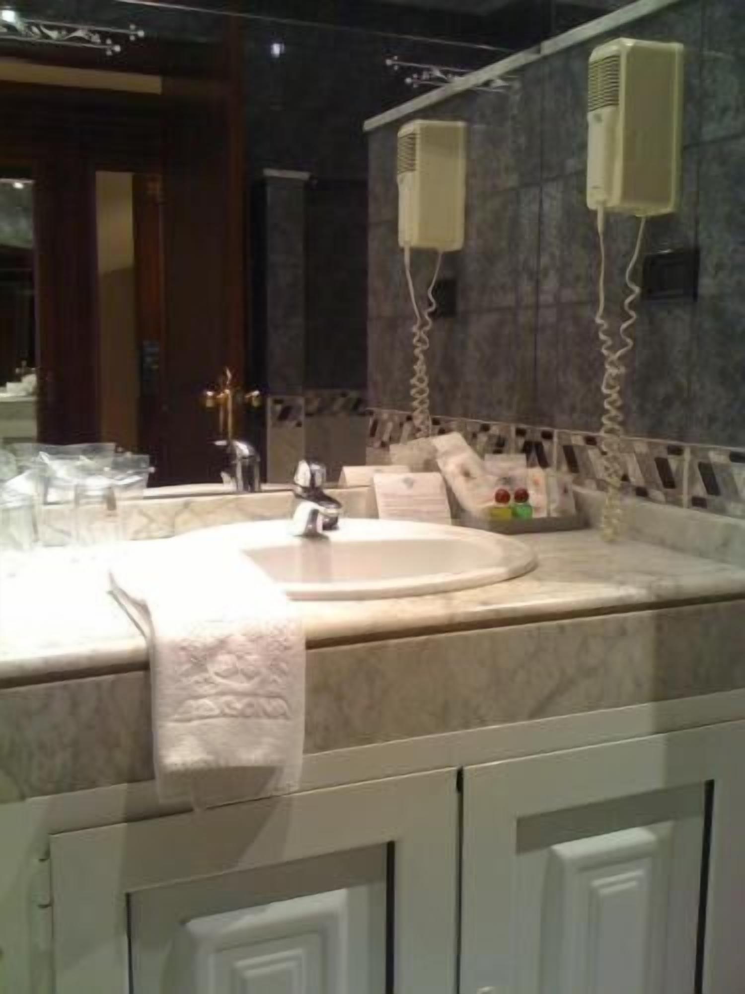 combined shower/bathtub, hair dryer, towels