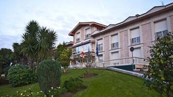 Fassade der Unterkunft – Abend/Nacht