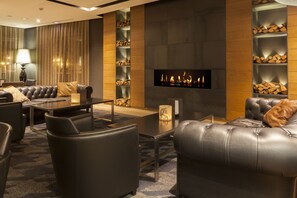 2 bars/lounges, cocktail bar, tapas bar