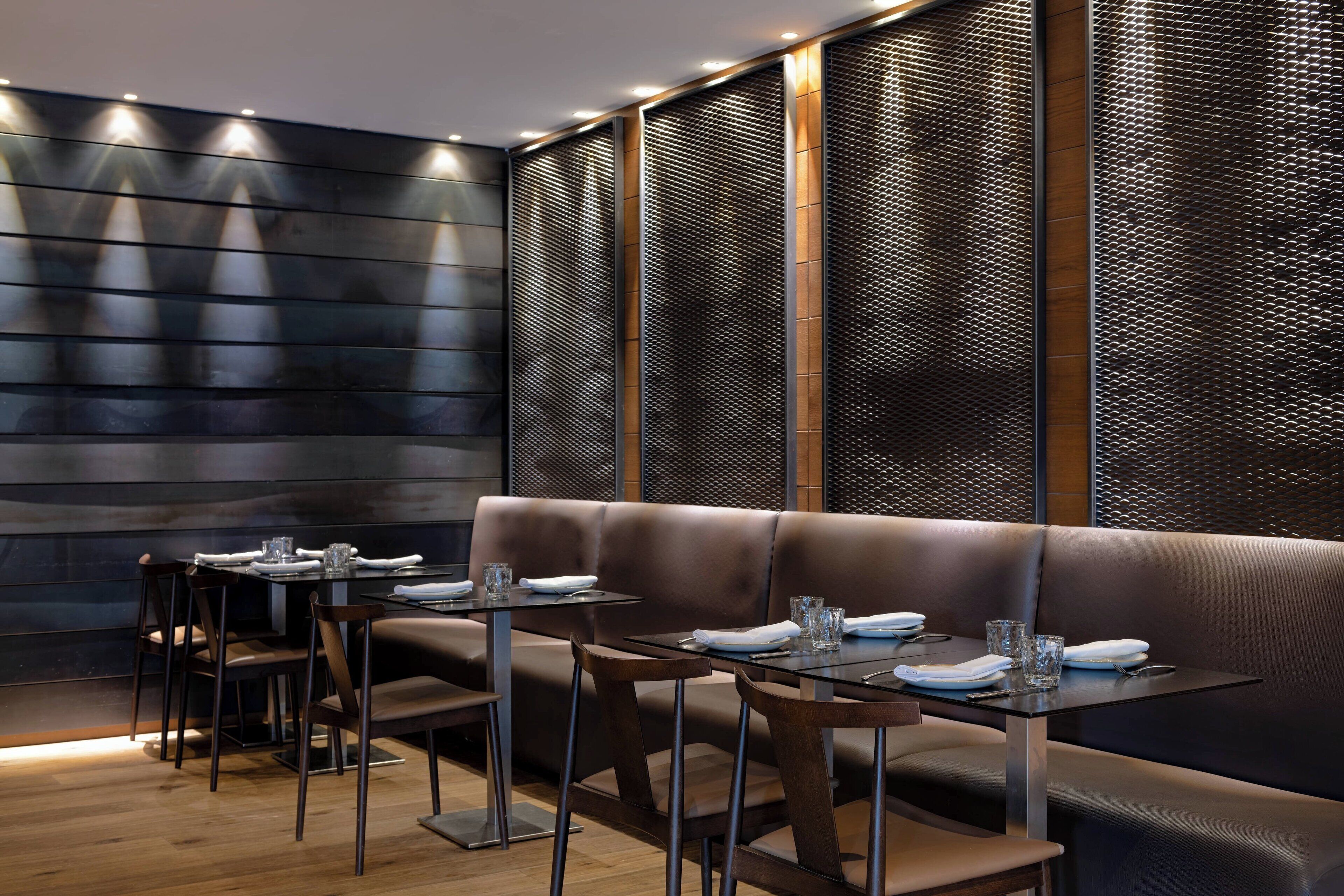 2 bars/lounges, cocktail bar, tapas bar