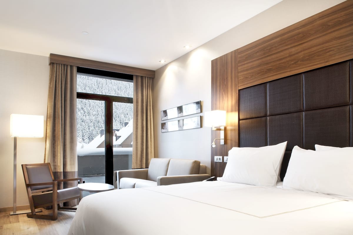 deluxe room, 1 king bed with sofa bed, non smoking, mountain view (mountain view) | 1 bedroom, egyptian cotton sheets, hypo-allergenic bedding, down duvets