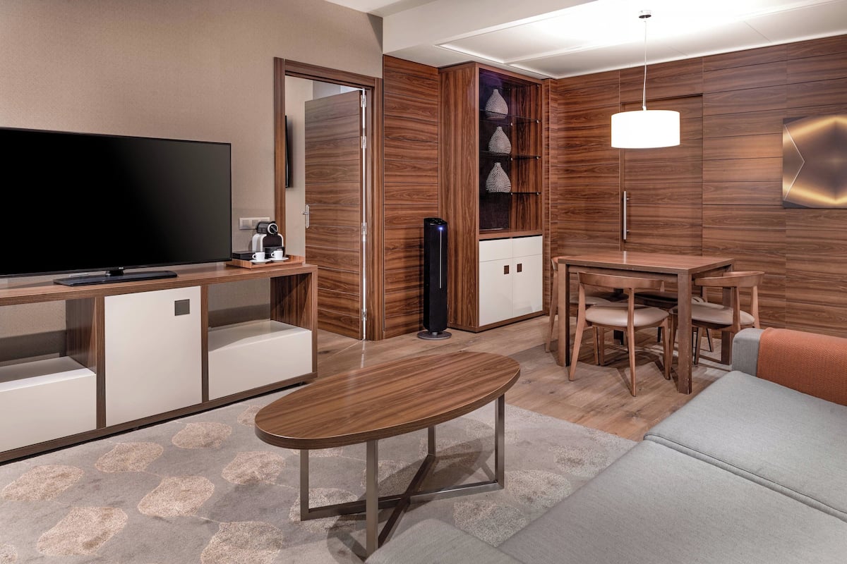 Family Suite, 1 Bedroom, Non Smoking, Mountain View (Mountain View) | 1 bedroom, Egyptian cotton sheets, hypo-allergenic bedding