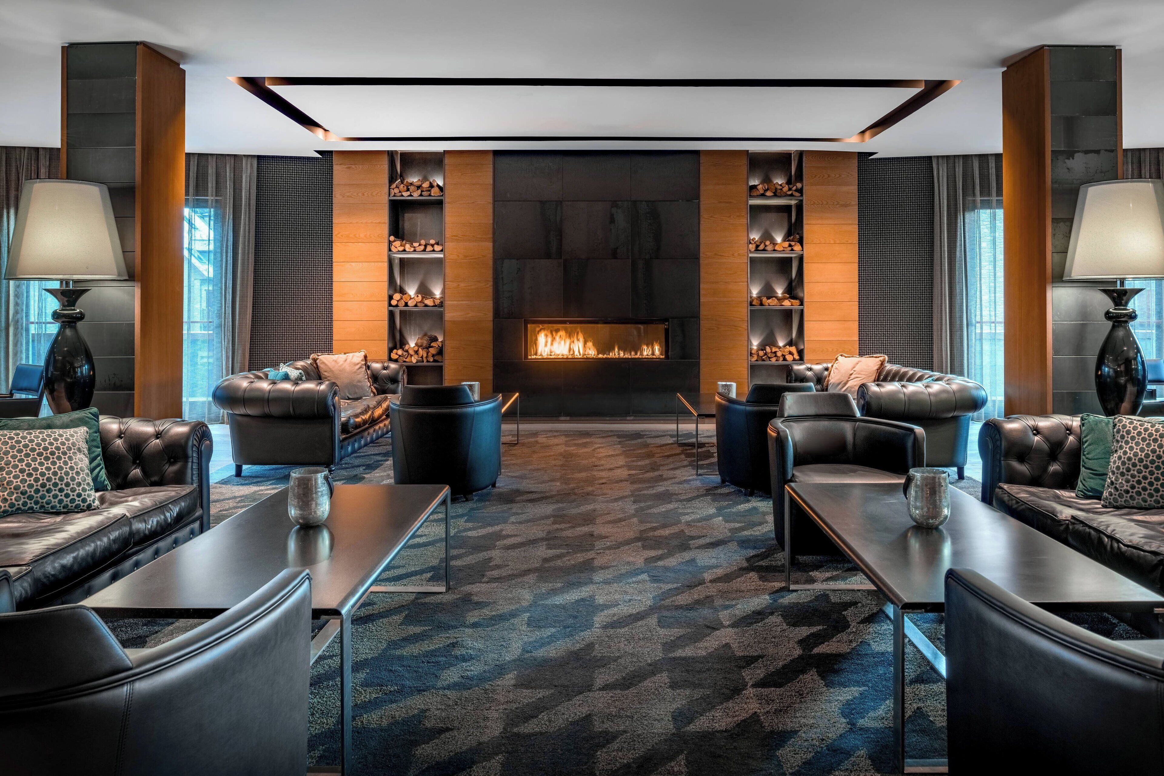 2 bars/lounges, cocktail bar, tapas bar