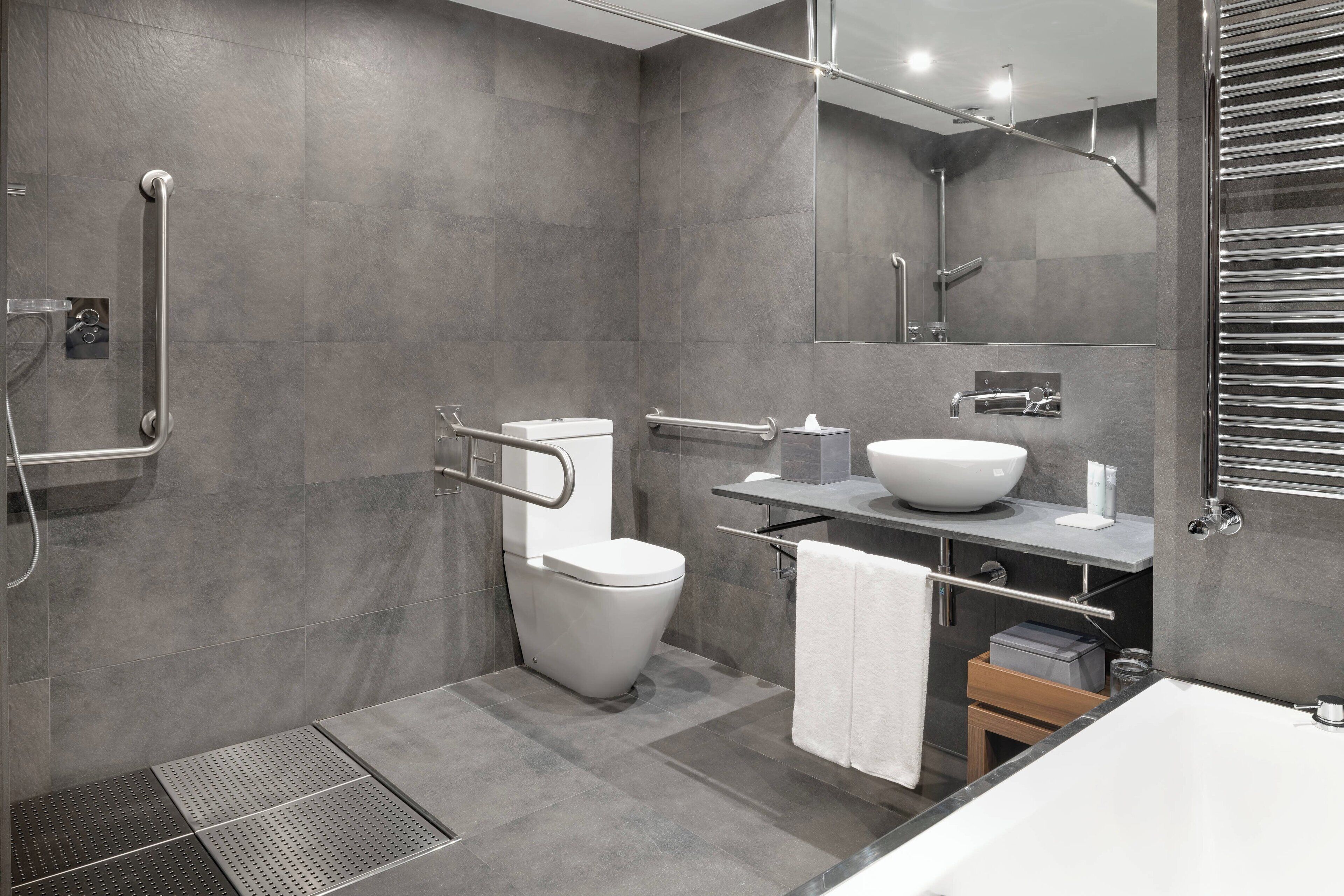Un baño moderno con ducha, inodoro y lavabo.