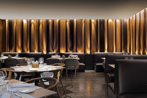 2 restaurants; lunch and dinner served 