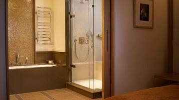 Designer-hygieniatuotteet, hiustenkuivaaja, kylpytakit, pyyhkeet