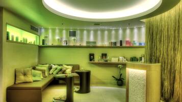 Sauna, höyrysauna, vartalohoitoja, aromaterapiaa, kuumakivihierontaa