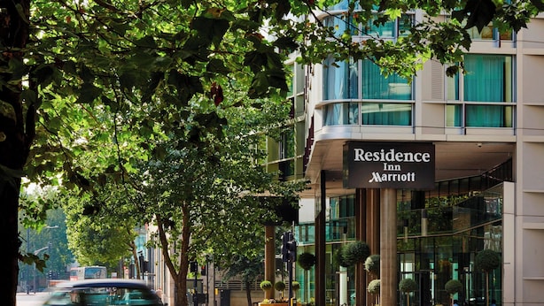 Un edificio moderno con un letrero que dice 'Residence Inn Marriott'.