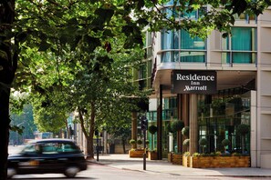 A modern building with a sign for 'Residence Inn Marriott'. - Residence Inn by Marriott London Kensington (London)