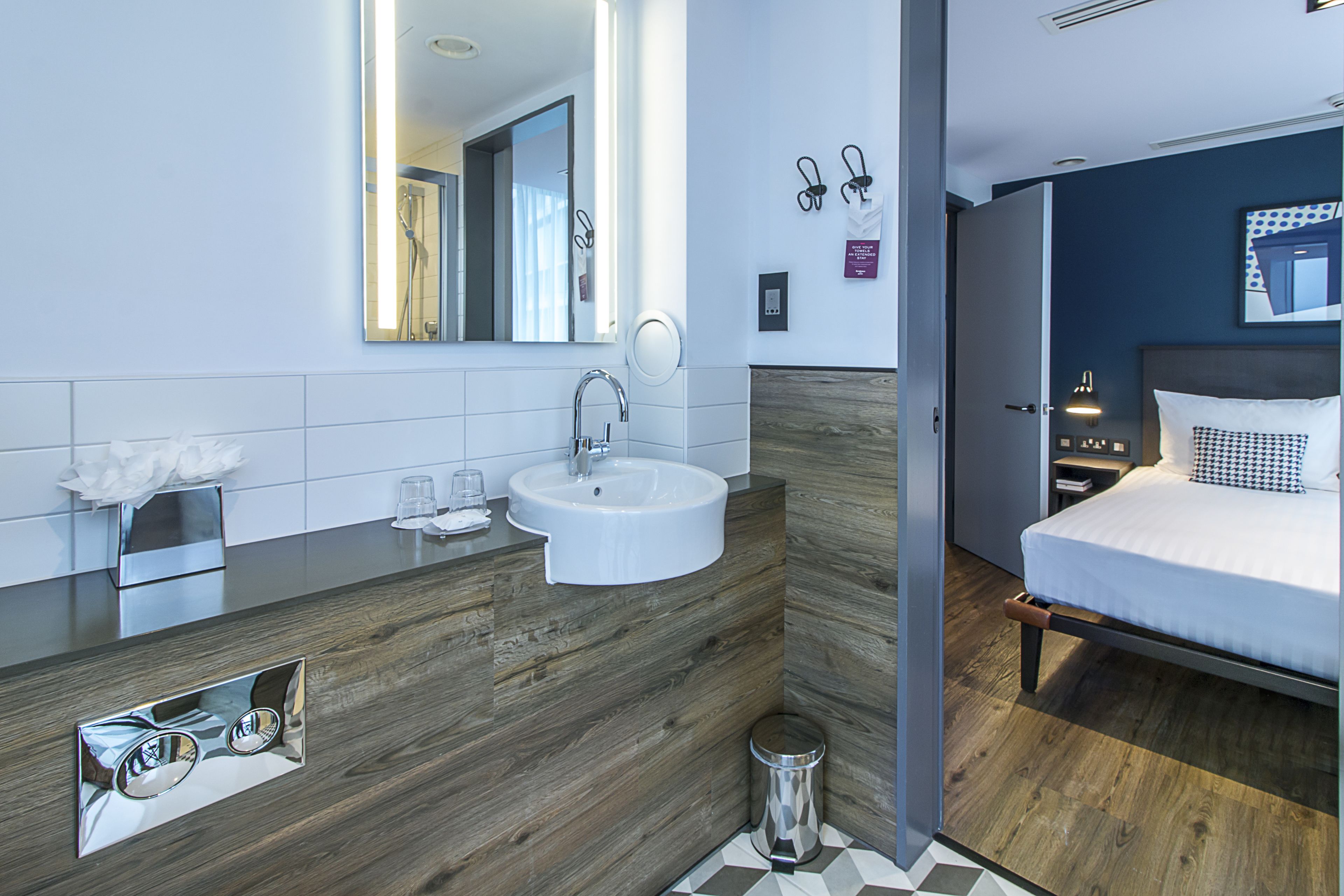 suite, 1 double bed, non smoking | bathroom | shower, designer toiletries, hair dryer, towels