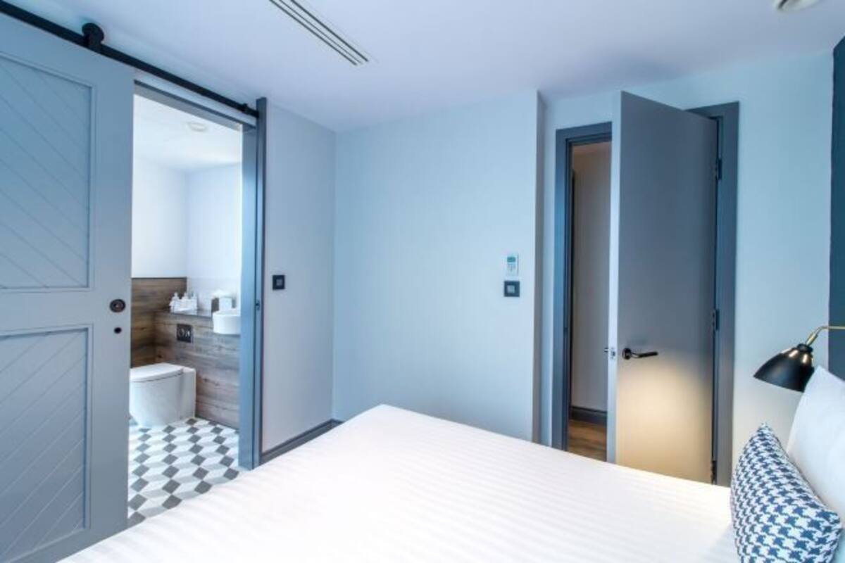 Bäddmadrasser, värdeförvaringsskåp på rummet och skrivbord