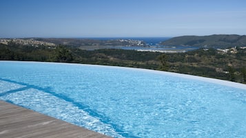 Piscine couverte, piscine extérieure, parasols de plage, chaises longues