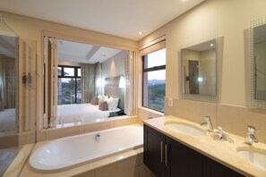 Executive Suite - Two Bedroom | حمام | أحواض استحمام وحجيرات دش منفصلة، مجففات شعر، برانس (أردية) حمّام