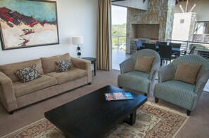 Luxury Suite - One Bedroom | Safe på rommet, skrivebord, lydisolert og strykejern/-brett