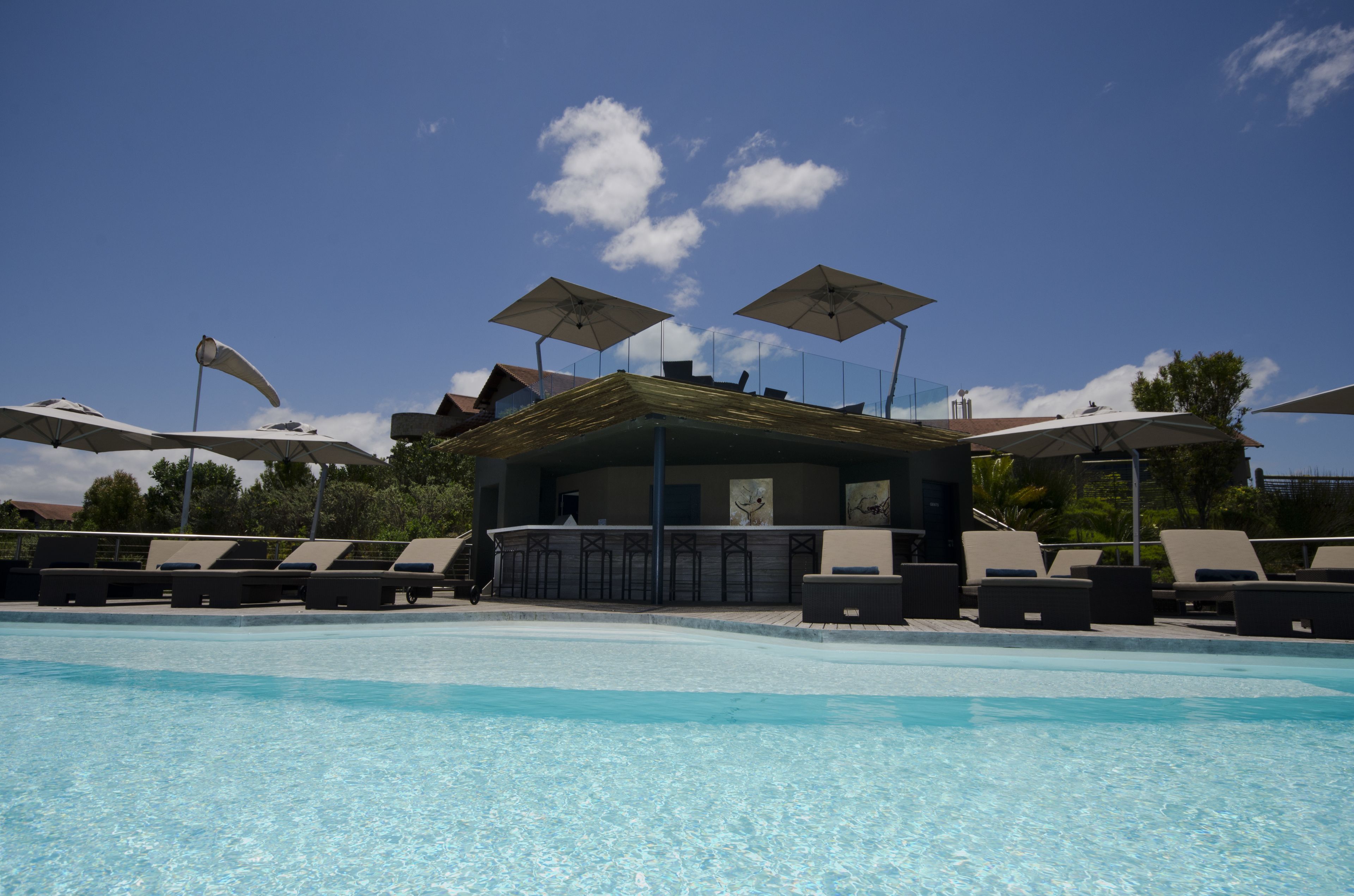 Innendørsbasseng,utendørsbasseng, bassengparasoller og solsenger