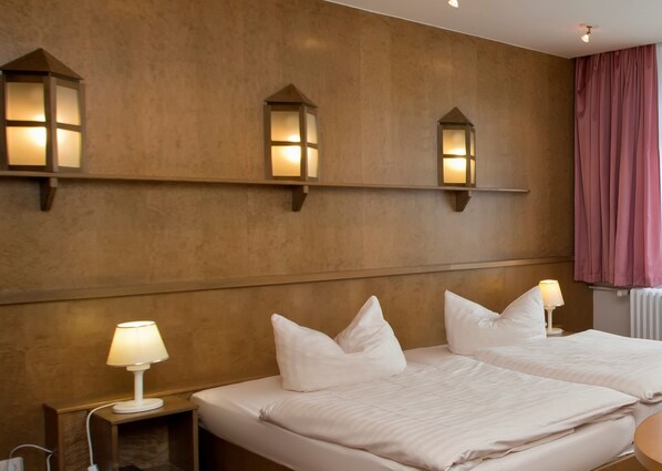 Family Room | Minibar, cribs/infant beds, alarm clocks - Days Inn Dresden (Dresden)