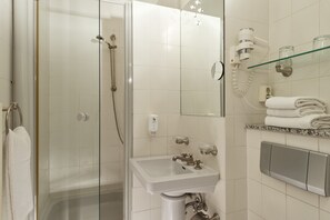Bathroom - Days Inn Dresden (Dresden)