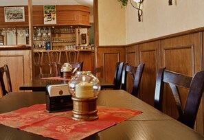 Bar (on property) - Days Inn Dresden (Dresden)